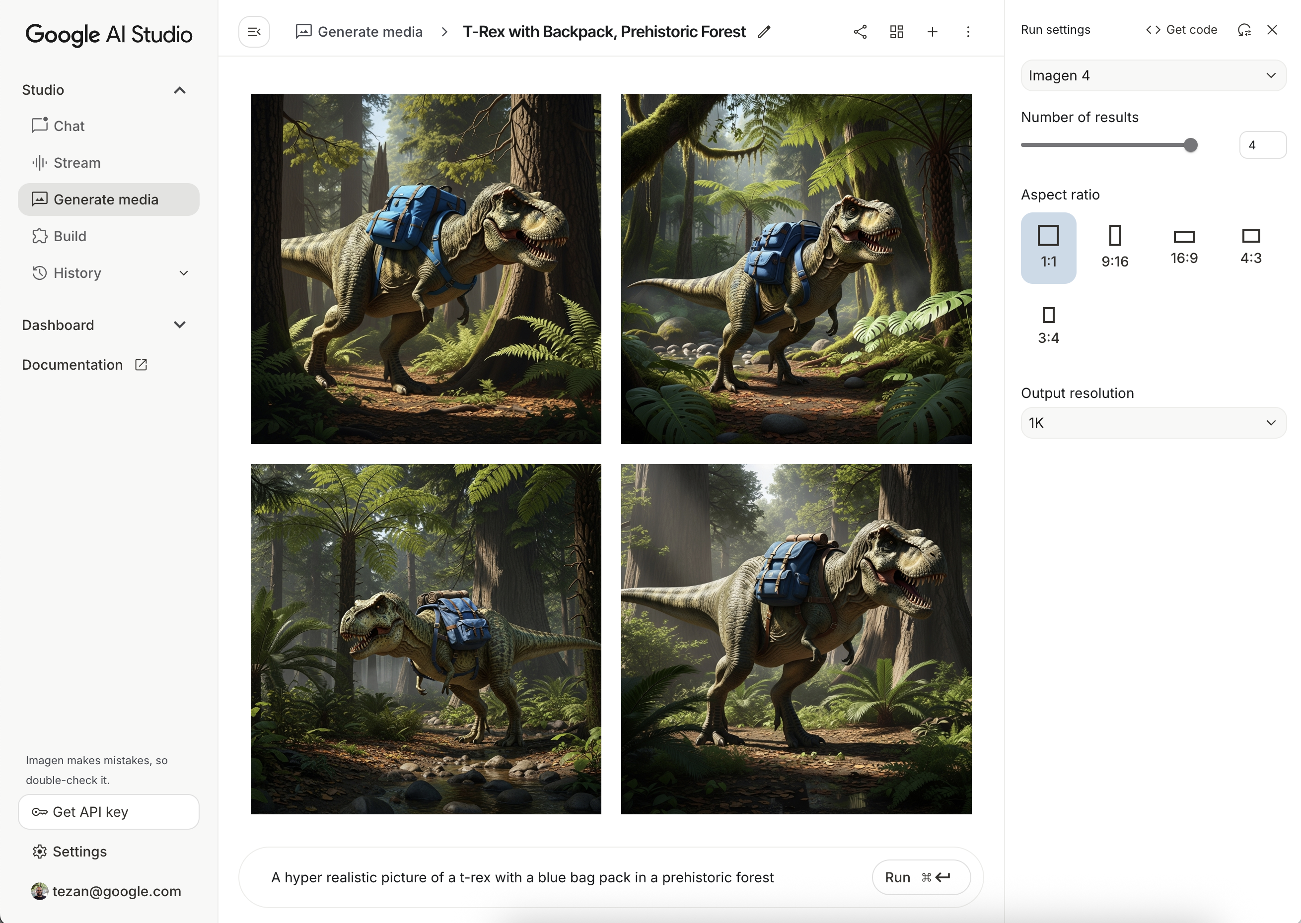 Zrzut ekranu interfejsu Google AI Studio przedstawiający 4 wygenerowane obrazy tyranozaura z niebieskim plecakiem w prehistorycznym lesie.