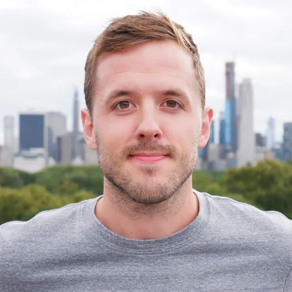 Melihat profil Dom Elliott