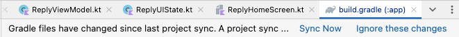 Nút Đồng bộ hoá ngay (Sync Now) sẽ hiển thị bên dưới các thẻ để chọn những tệp .kt và .gradle khác nhau. Ở bên phải nút Đồng bộ hoá ngay (Sync Now) là một nút khác có nội dung Bỏ qua các thay đổi này (Ignore these changes).