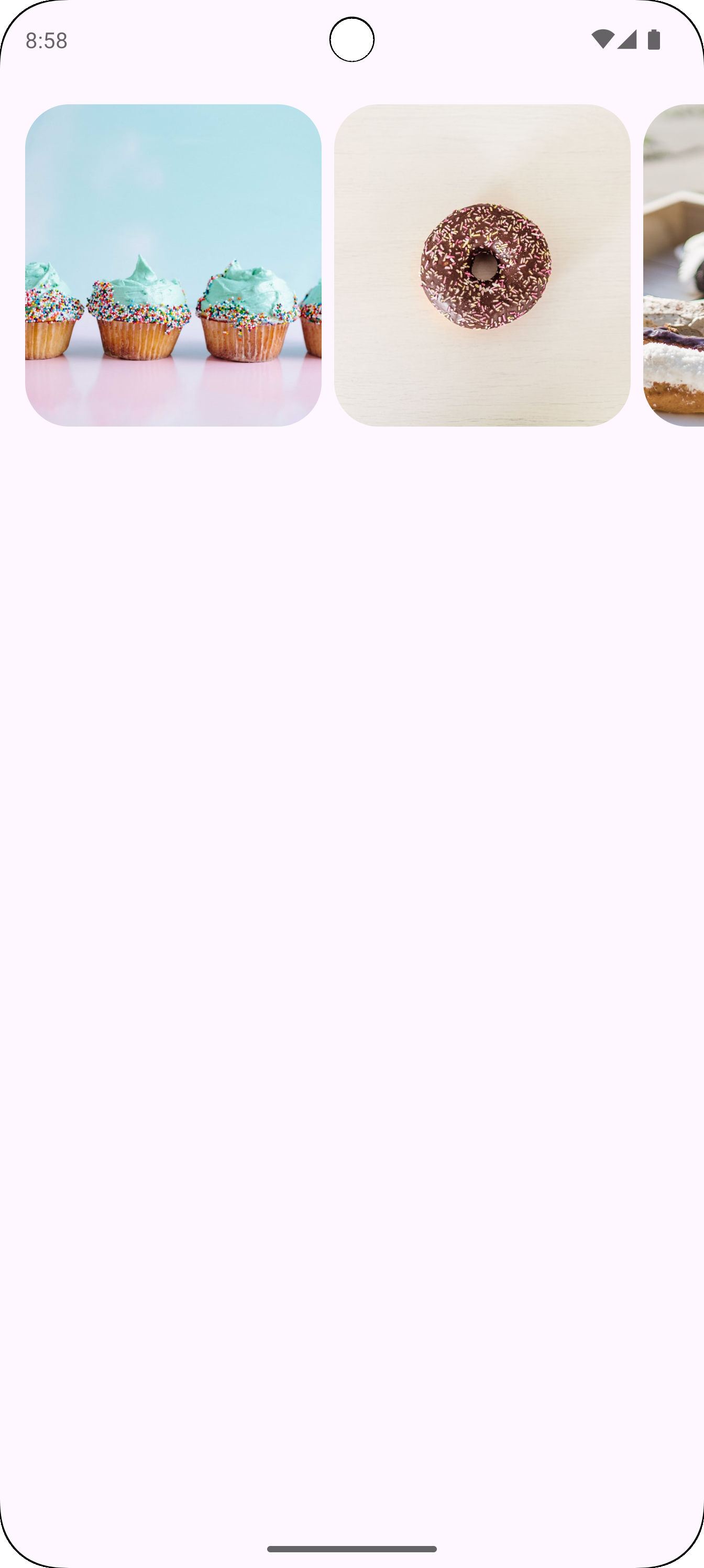 یک چرخ فلک بدون محدودیت با ۳ آیتم. آیتم آخر تا حدی قابل مشاهده است، اما برش داده نشده است.