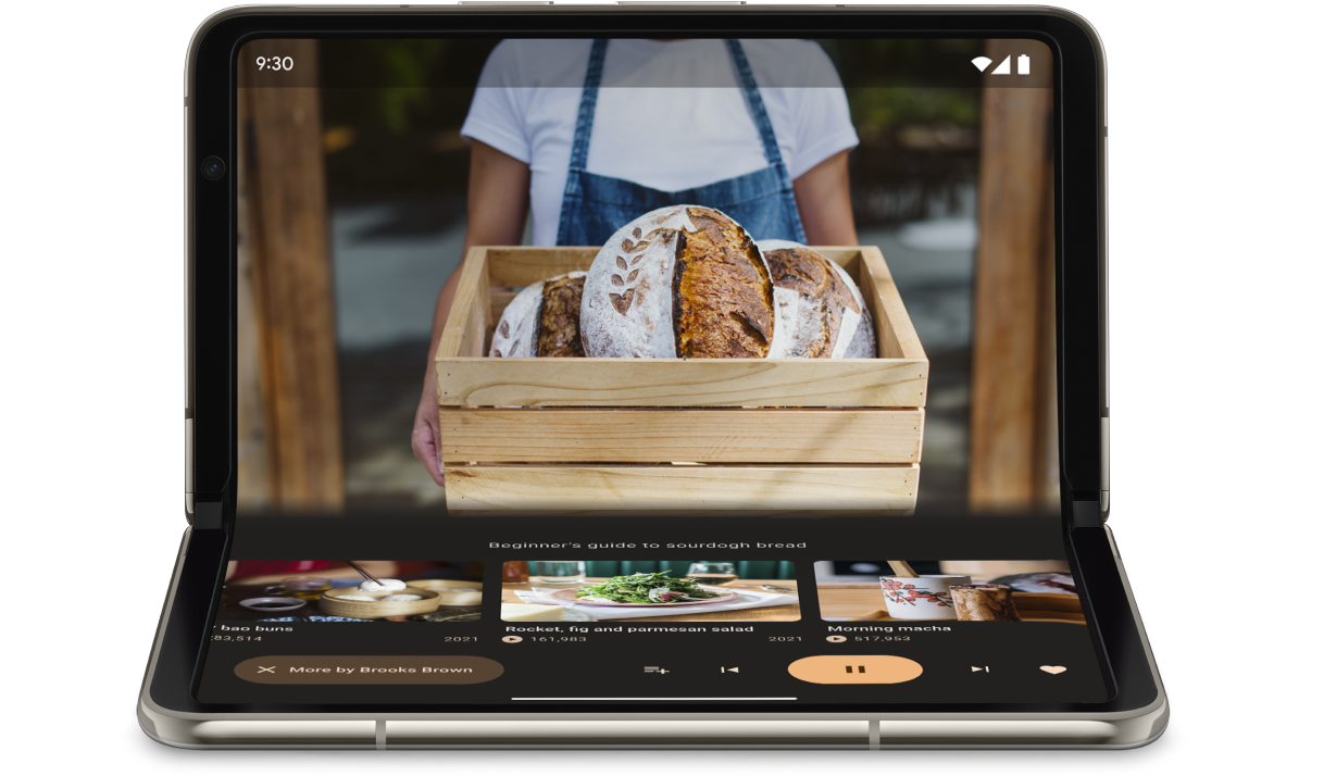 Um smartphone dobrável no modo de mesa, com a metade de baixo da tela apoiada em uma superfície e a metade de cima na vertical.