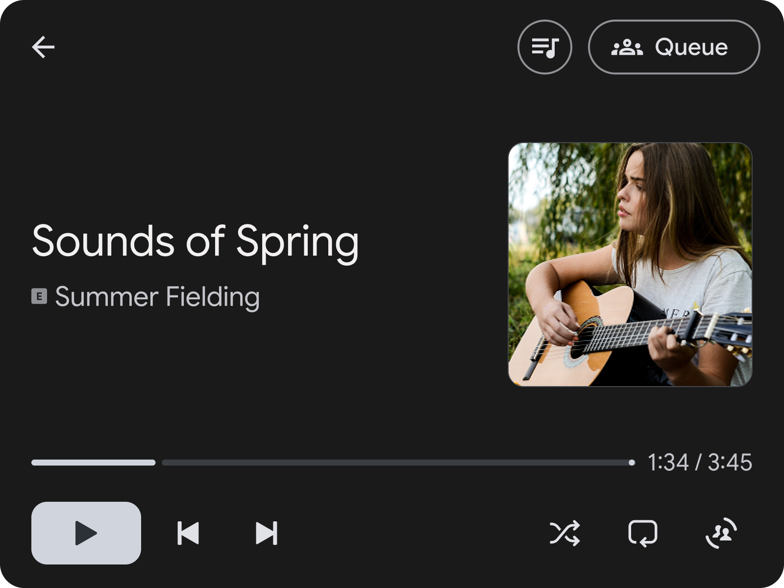 Um player de música mostra "Sounds of Spring" de Summer Fielding com um
     retrato quadrado de uma mulher tocando violão.